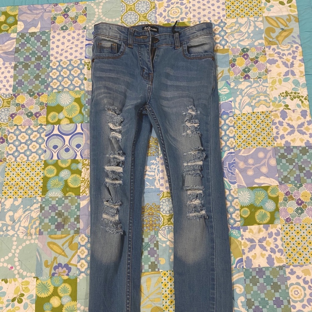 LIGHT WASH RIPPED JEANS - Picture 2 of 4